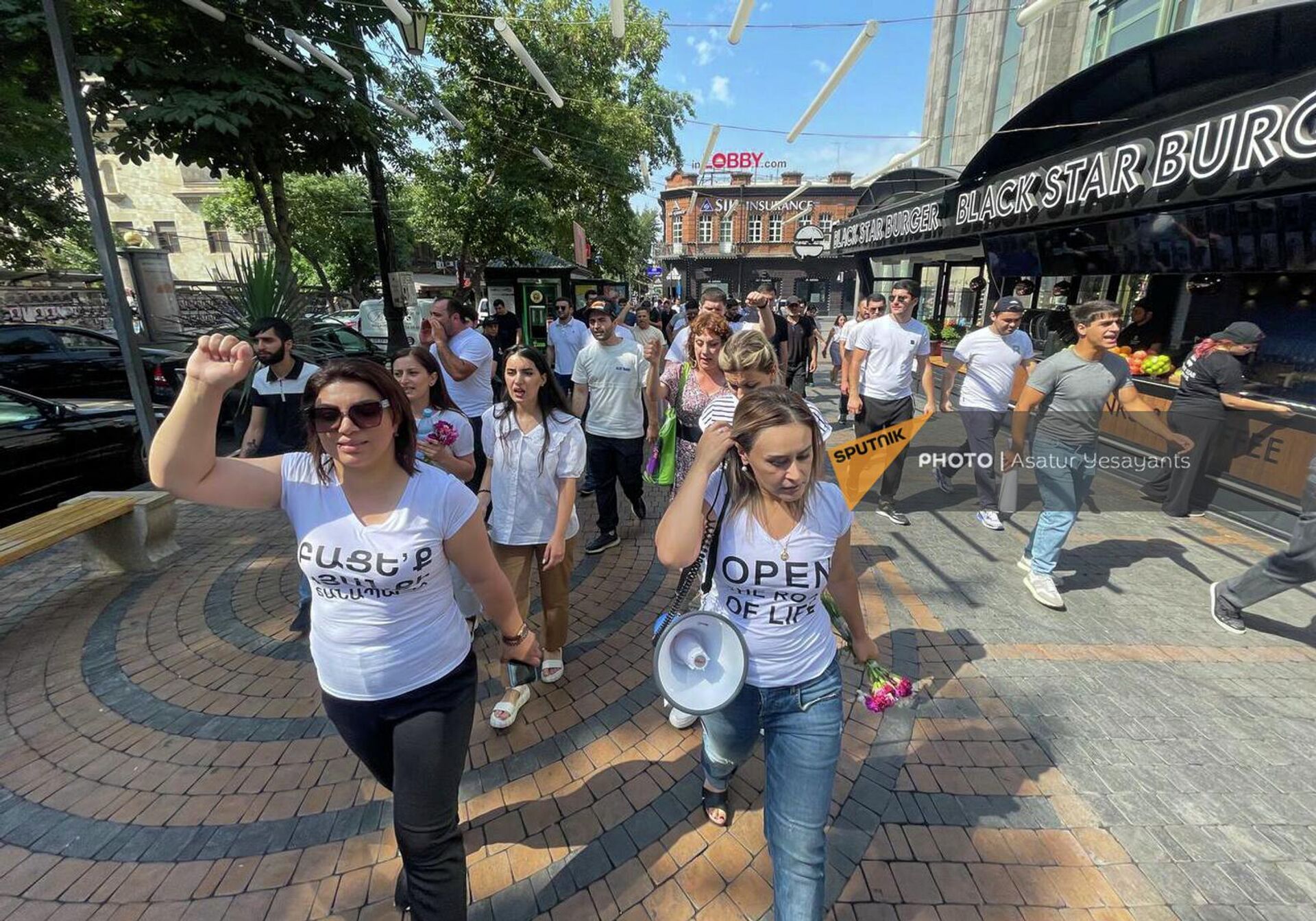 Участники акции в поддержку Карабаха на улице Абовяна (24 июля 2023). Еревaн - Sputnik Армения, 1920, 24.07.2023