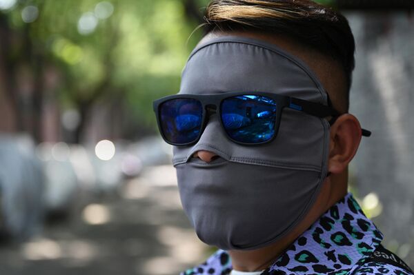 Мужчина в маске от солнцаПекин, 20 июля 2023 года - Sputnik Армения