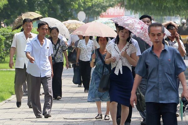 Люди выходят на улицы Пхеньяна только с зонтамиСеверная Корея, 1 июля 2023 - Sputnik Армения