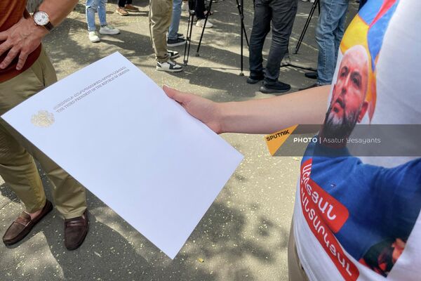 Сторонники РПА передают открытое письмо Сержа Саргсяна президенту Франции через посольство в Армении (24 июля 2023). Еревaн - Sputnik Армения