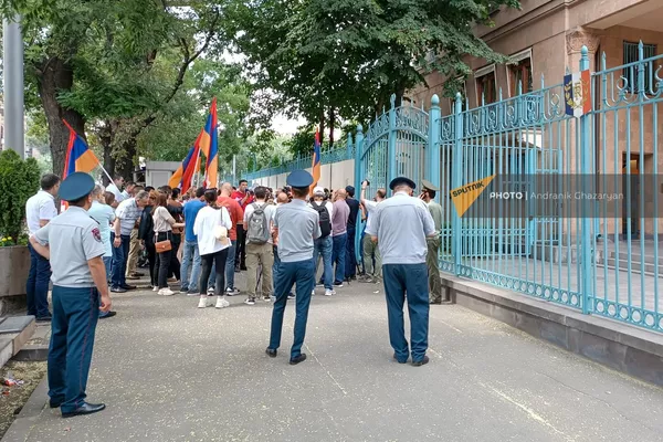 Сторонники РПА передают открытое письмо Сержа Саргсяна президенту Франции через посольство в Армении (24 июля 2023). Еревaн Сторонники РПА передают открытое письмо Сержа Саргсяна президенту Франции через посольство в Армении (24 июля 2023). Еревaн - Sputnik Армения