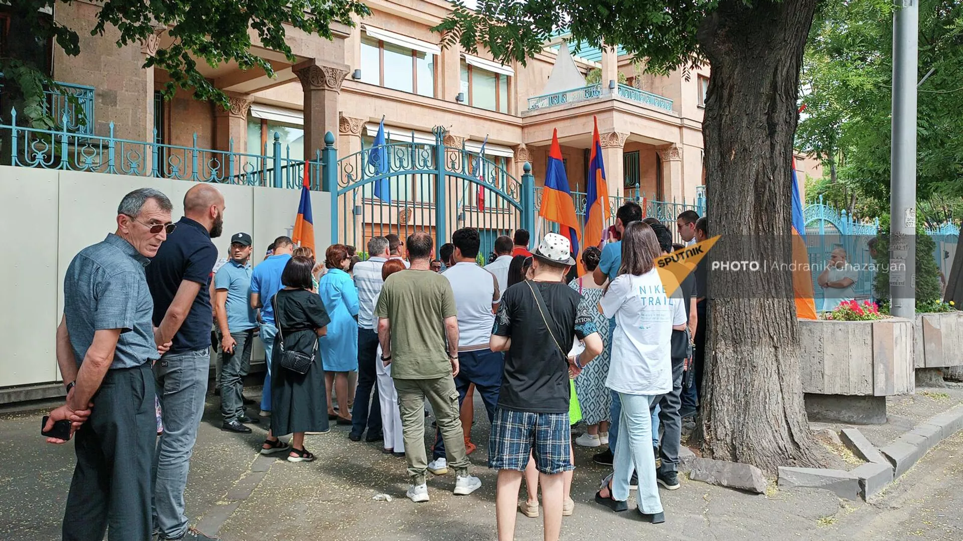 Сторонники РПА передают открытое письмо Сержа Саргсяна президенту Франции через посольство в Армении (24 июля 2023). Еревaн Сторонники РПА передают открытое письмо Сержа Саргсяна президенту Франции через посольство в Армении (24 июля 2023). Еревaн - Sputnik Армения, 1920, 24.07.2023
