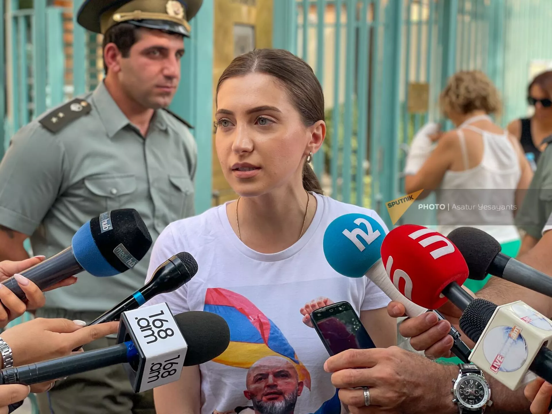 Депутат Анна Мкртчян отвечает на вопросы журналистов у посольства Франции после передачи открытого письма Сержа Саргсяна президенту Макрону (24 июля 2023). Еревaн Депутат Анна Мкртчян отвечает на вопросы журналистов у посольства Франции после передачи открытого письма Сержа Саргсяна президенту Макрону (24 июля 2023). Еревaн - Sputnik Армения, 1920, 24.07.2023