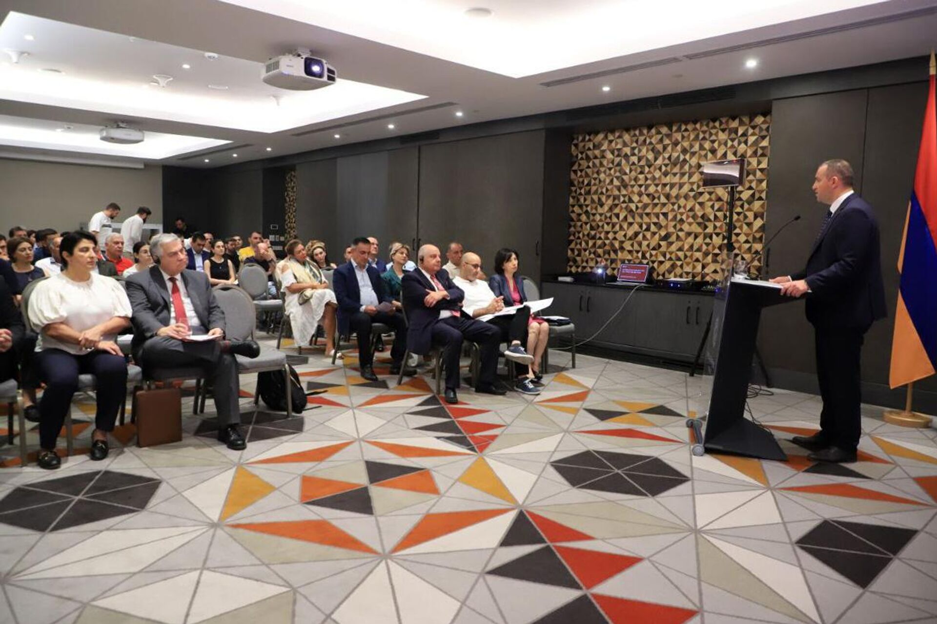 Министр экономики Ваан Керобян принял участие в презентации анализа Альтернативные экспортные рынки для наиболее уязвимых армянских товарных групп (25 июля 2023). Еревaн - Sputnik Армения, 1920, 25.07.2023