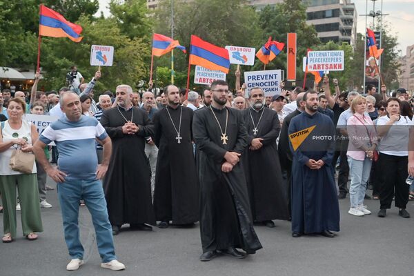 Священники среди участников митинга Мы-Арцах на площади Свободы (25 июля 2023). Еревaн - Sputnik Армения