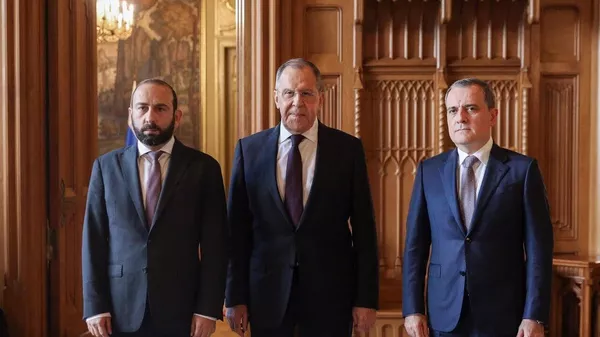 Трехсторонняя встреча глав МИД России, Армении и Азербайджана Сергея Лаврова, Арарата Мирзояна и Джейхуна Байрамова (25 июля 2023). Москва - Sputnik Армения
