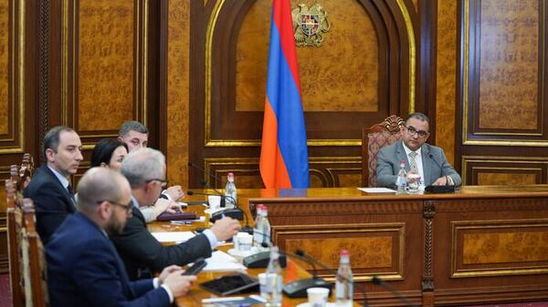 Под руководством вице-премьера Тиграна Хачатряна состоялось заседание рабочей группы по вопросу гуманитарного кризиса в Нагорном Карабахе (25 июля 2023). Еревaн - Sputnik Армения