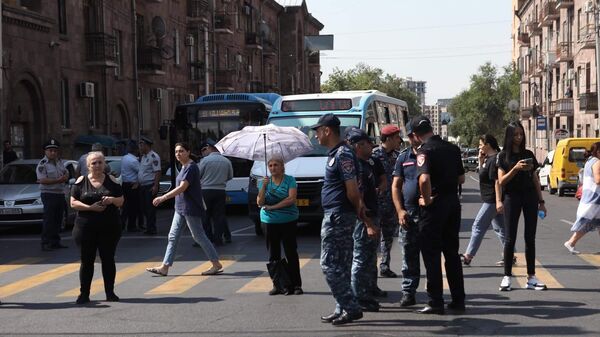 Родные пропавших без вести перекрыли перекресток Баграмяна - Прошяна (26 июля 2023). Еревaн - Sputnik Армения