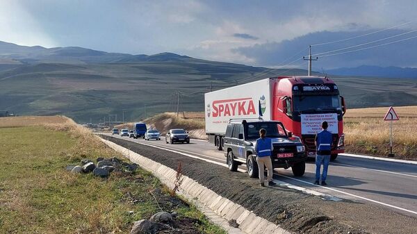 Արցախ հումանիտար բեռ տամող բեռնատարը Կոռնիձորում - Sputnik Արմենիա