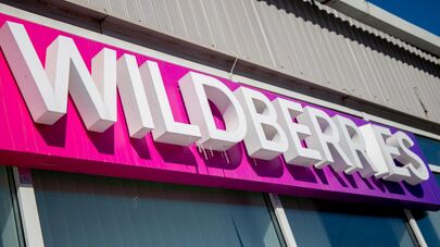 Логотип на фасаде одного из пунктов выдачи заказов Wildberries