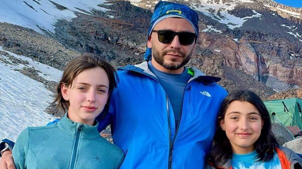 Яна (12 лет) и Элиза (10 лет) Бегинян совершили восхождение на гору Арарат - Sputnik Армения