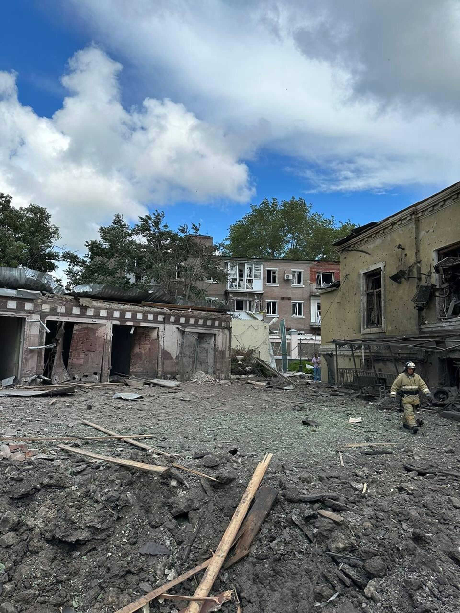 Спасатели на месте взрыва предположительно ракеты у кафе Чехов сад (28 июля 2023). Таганрог - Sputnik Армения, 1920, 28.07.2023