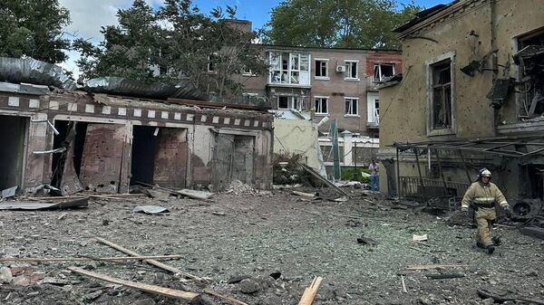 Спасатели на месте взрыва предположительно ракеты у кафе Чехов сад (28 июля 2023). Таганрог - Sputnik Армения