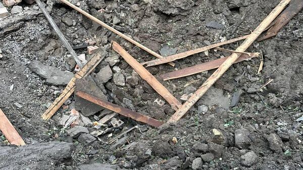 Спасатели на месте взрыва предположительно ракеты у кафе Чехов сад (28 июля 2023). Таганрог - Sputnik Армения