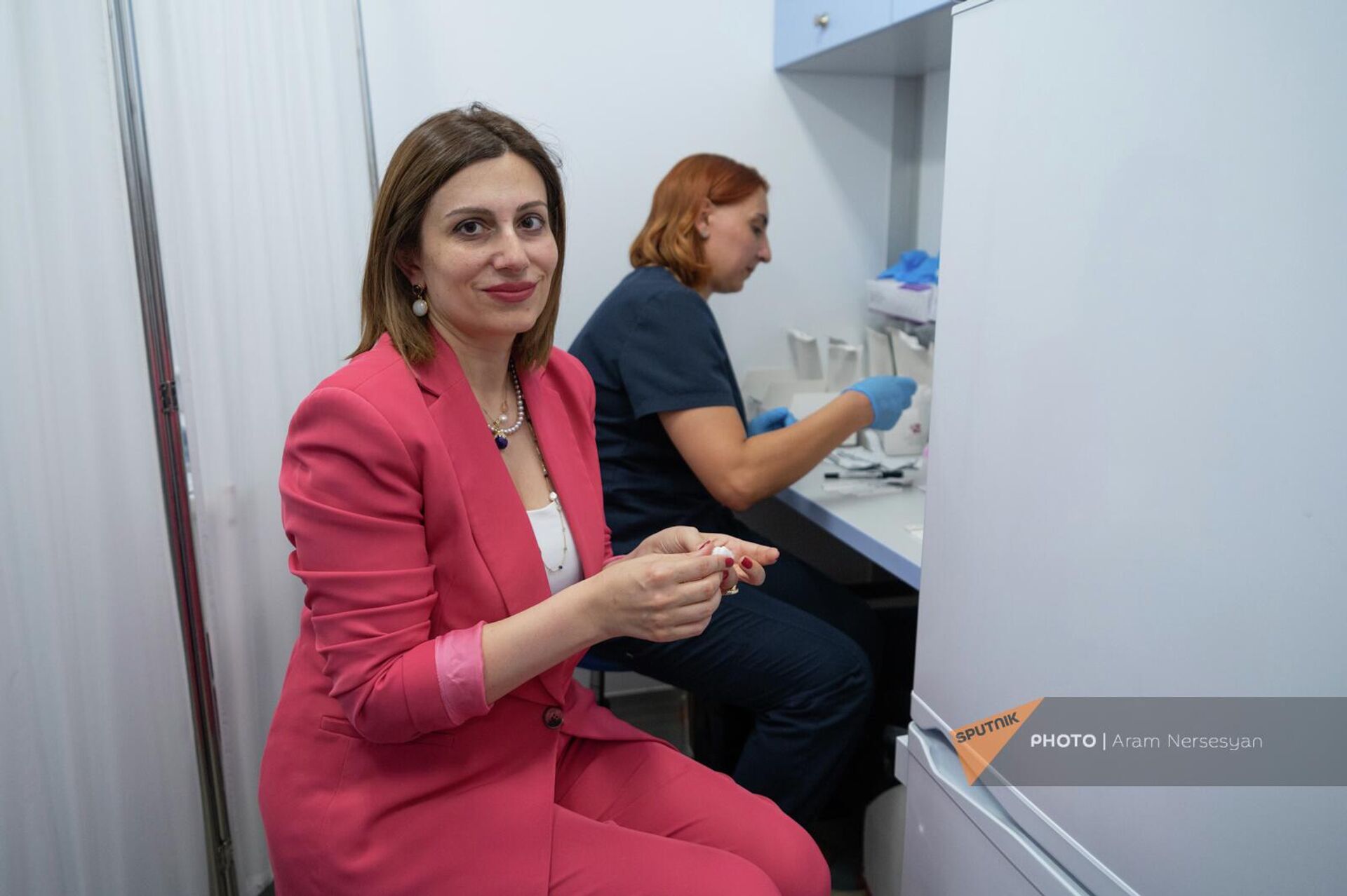 Министр здравоохранения Анаит Аванесян проходит тест на гепатит С в мобильной лаборатории на площади Свободы (28 июля 2023). Еревaн - Sputnik Արմենիա, 1920, 28.07.2023