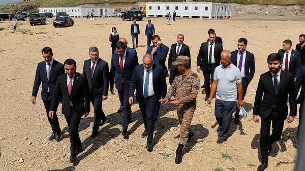 Премьер-министр Никол Пашинян ознакомился со строительством военных казарм нового типа - Sputnik Армения