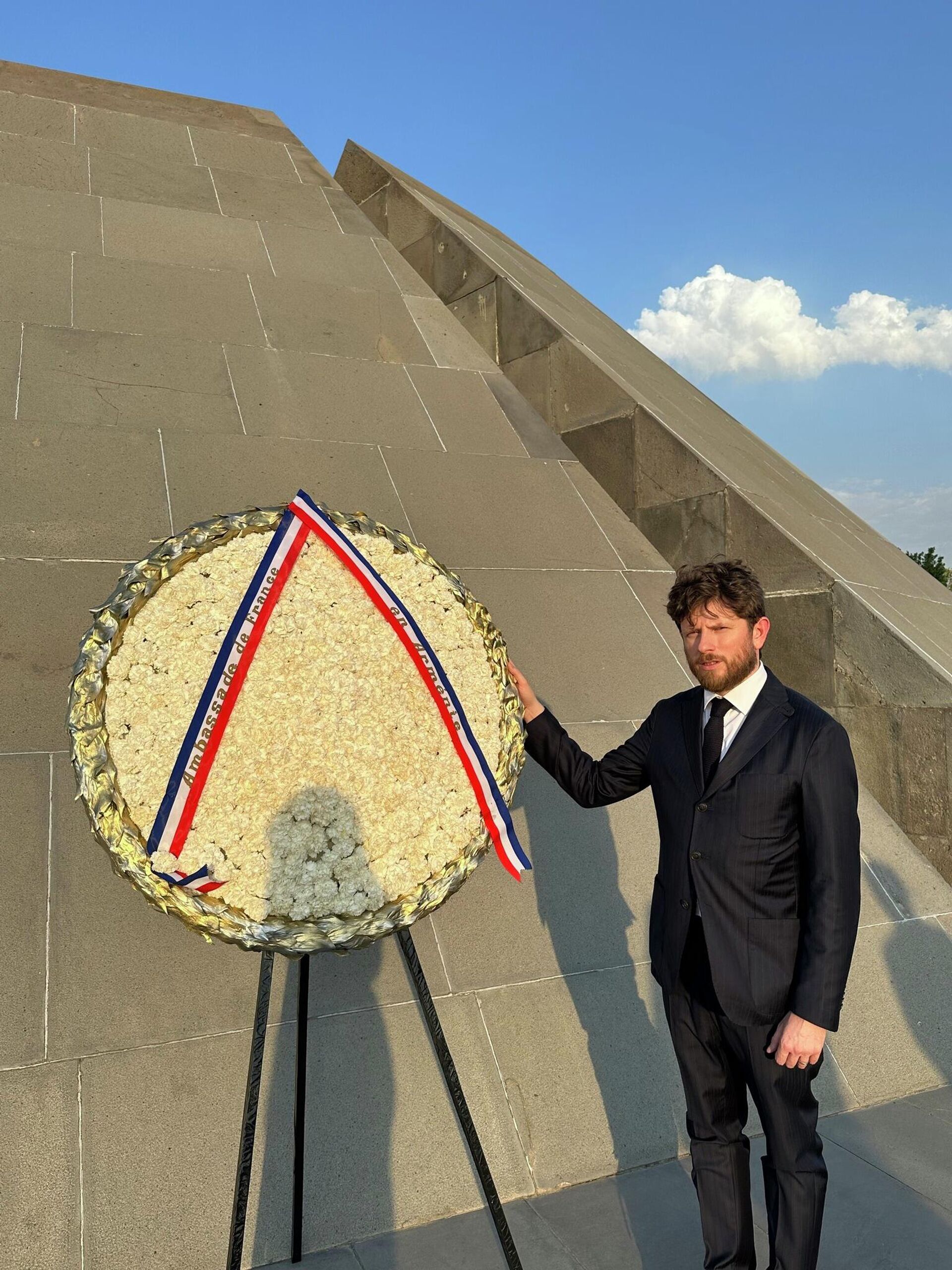 Посол Франции Оливье Декотиньи посетил Мемориал памяти жертв Геноцида армян (29 июля 2023). Еревaн - Sputnik Արմենիա, 1920, 29.07.2023