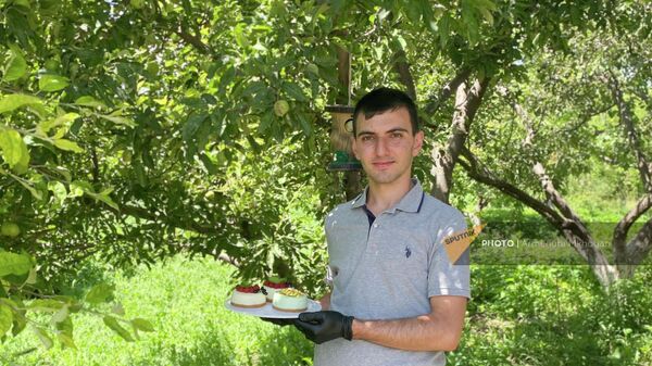 21-летний гюмрийский кондитер Тигран Микаелян - Sputnik Армения
