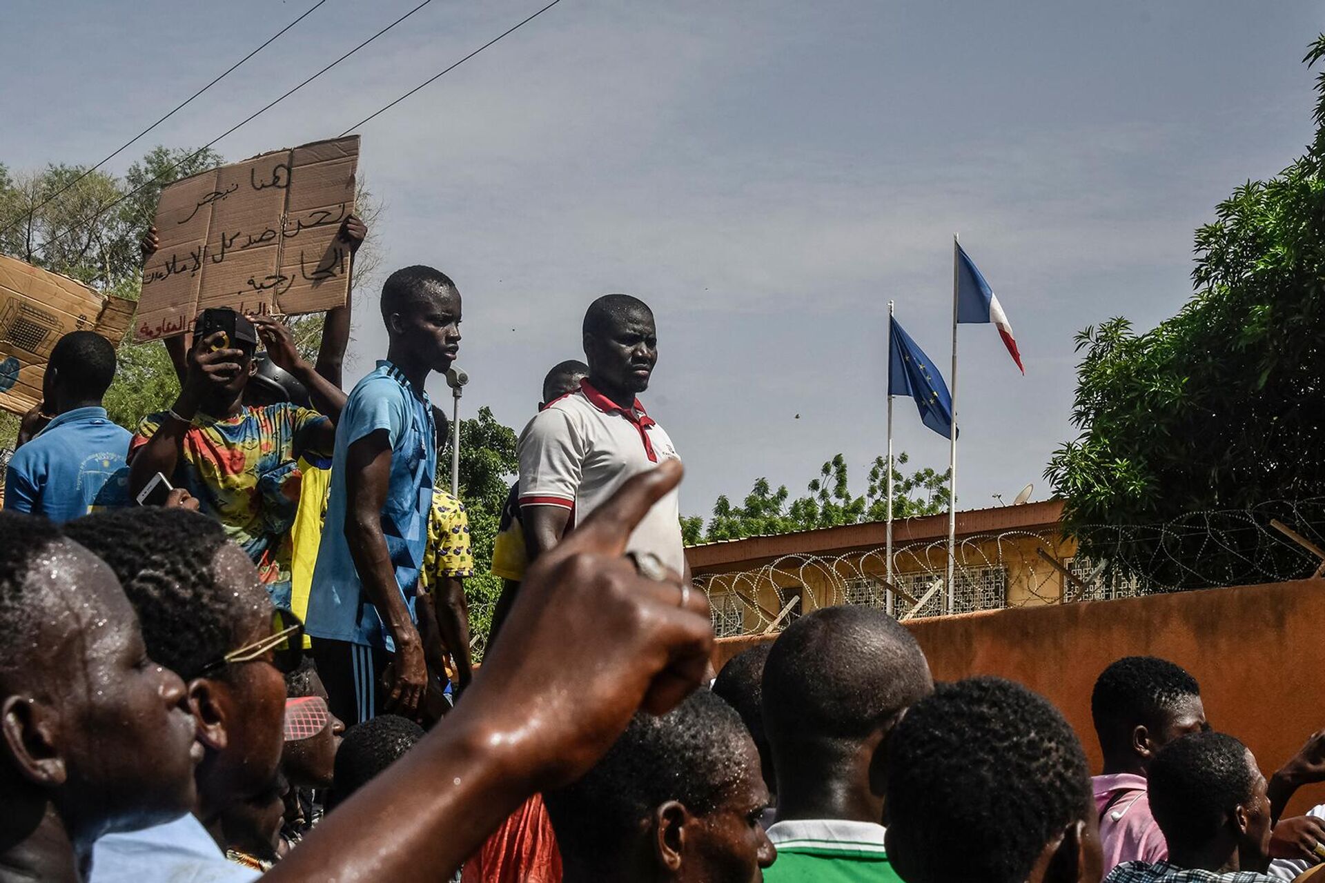 Протестующие перед посольством Франции в Ниамее во время демонстрации, последовавшей за митингом в поддержку нигерийской хунты (30 июля 2023). Нигер - Sputnik Արմենիա, 1920, 30.07.2023