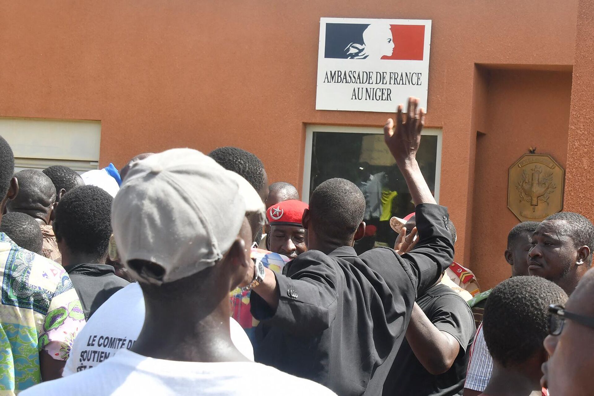 Протестующие перед посольством Франции в Ниамее во время демонстрации, последовавшей за митингом в поддержку нигерийской хунты (30 июля 2023). Нигер - Sputnik Արմենիա, 1920, 30.07.2023