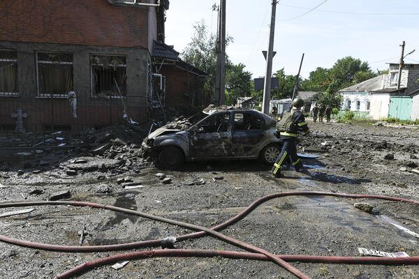 Автомобиль, сгоревший в результате обстрела Донецка со стороны ВСУ (31 июля 2023). Донецк - Sputnik Армения