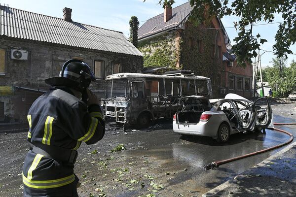 Автомобиль и автобус, сгоревшие в результате обстрела Донецка со стороны ВСУ (31 июля 2023). Донецк - Sputnik Армения
