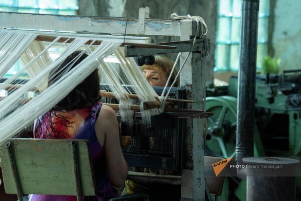 Процесс производства армянской ткани на старом заводе красок в Эребуни (3 августа 2023). Еревaн - Sputnik Армения