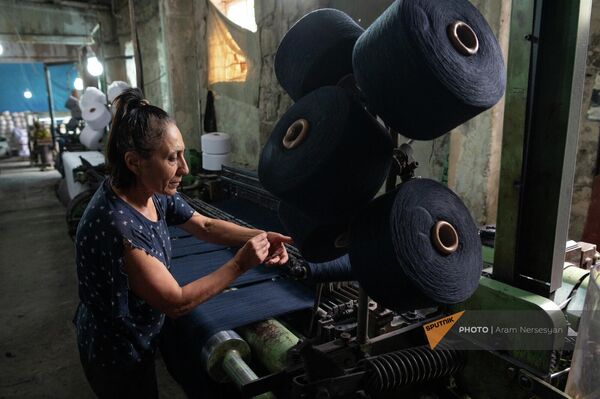 Процесс производства армянской ткани на старом заводе красок в Эребуни (3 августа 2023). Еревaн - Sputnik Армения