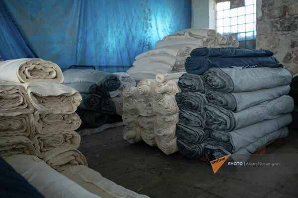 Рулоны армянских тканей на старом заводе красок в Эребуни (3 августа 2023). Еревaн - Sputnik Армения
