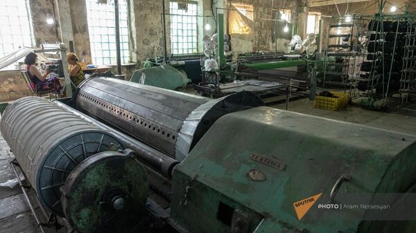 Советский станок в мастерской армянских тканей на старом заводе красок в Эребуни (3 августа 2023). Еревaн - Sputnik Армения