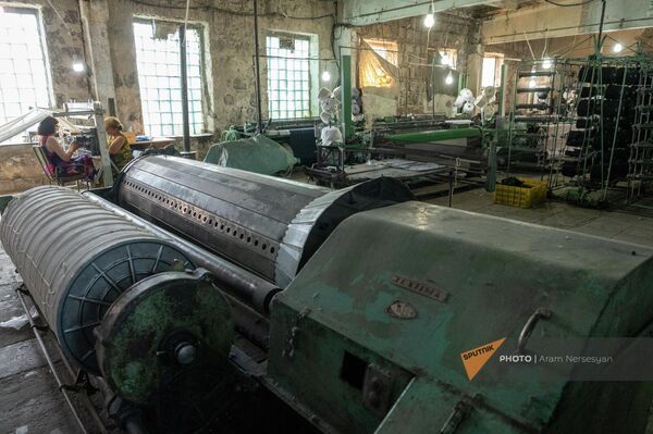 Советский станок в мастерской армянских тканей на старом заводе красок в Эребуни (3 августа 2023). Еревaн - Sputnik Армения