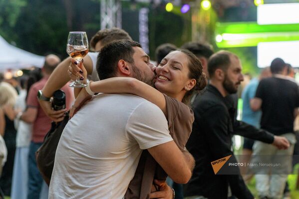 Влюбленная пара на Dilijan Wine Fest - Sputnik Армения