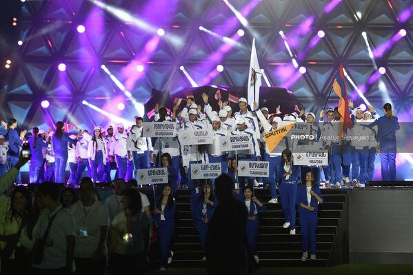 Делегации спортсменов из разных городов Армении на церемонии открытия Панармянских игр - Sputnik Армения