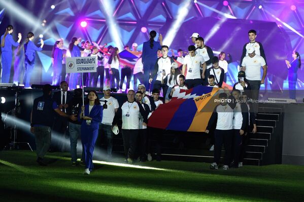Делегация спортсменов из Степанакерта на церемонии открытия Панармянских игр  - Sputnik Армения