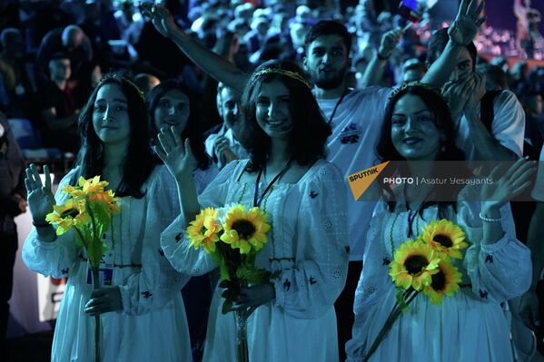 Девушки с цветами на церемонии открытия Панармянских игр - Sputnik Армения