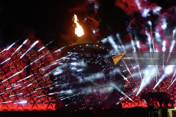 Зажженный факел на церемонии открытия Панармянских игр - Sputnik Армения