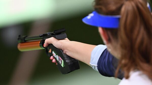 Спортсменка на соревнованиях по стрельбе из пневматического пистолета с 10 метров  - Sputnik Армения