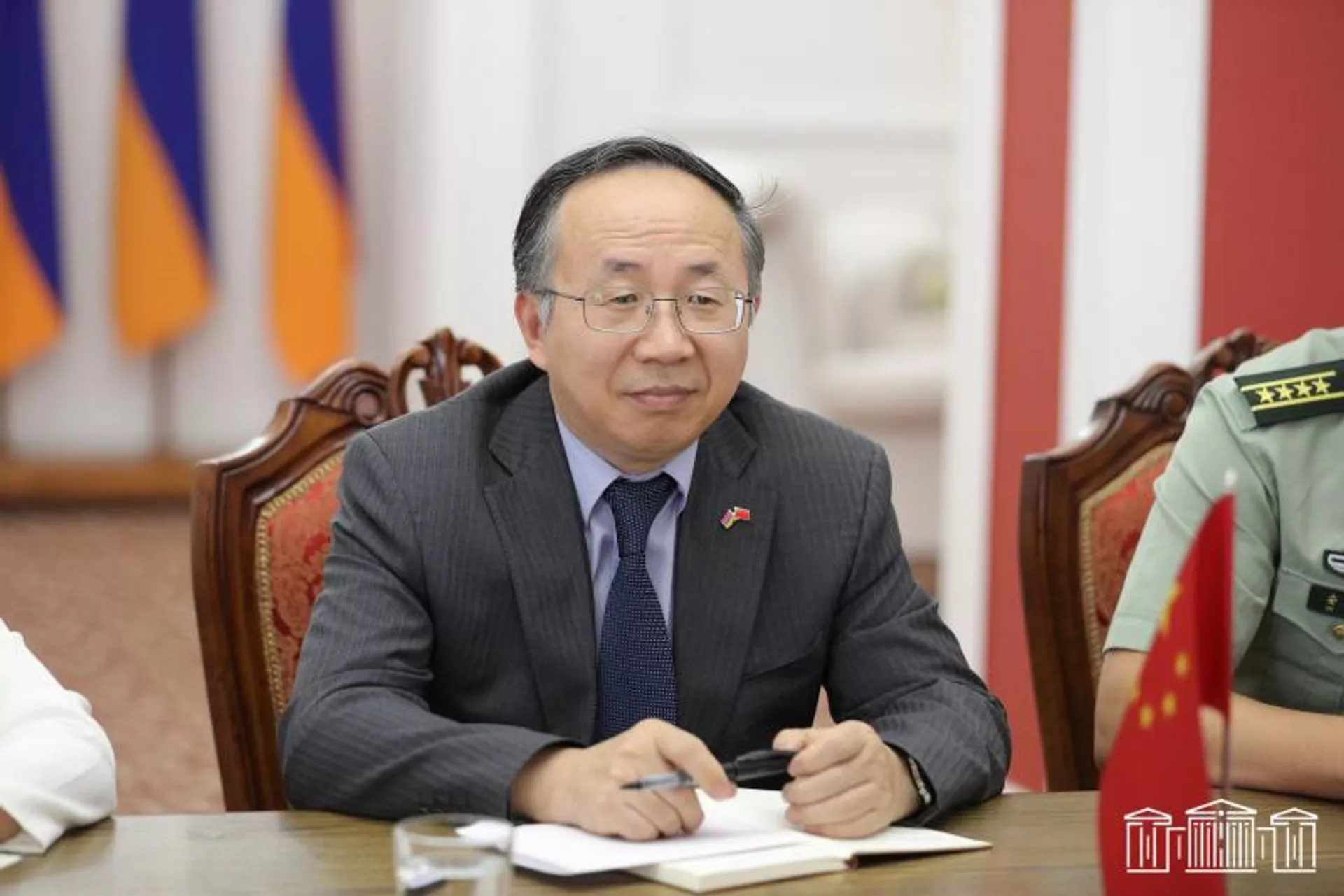 Посол Китая Фань Юн на встрече с председателем Постоянной комиссии НС Армении по вопросам обороны и безопасности (8 августа 2023). Еревaн - Sputnik Армения, 1920, 08.08.2023