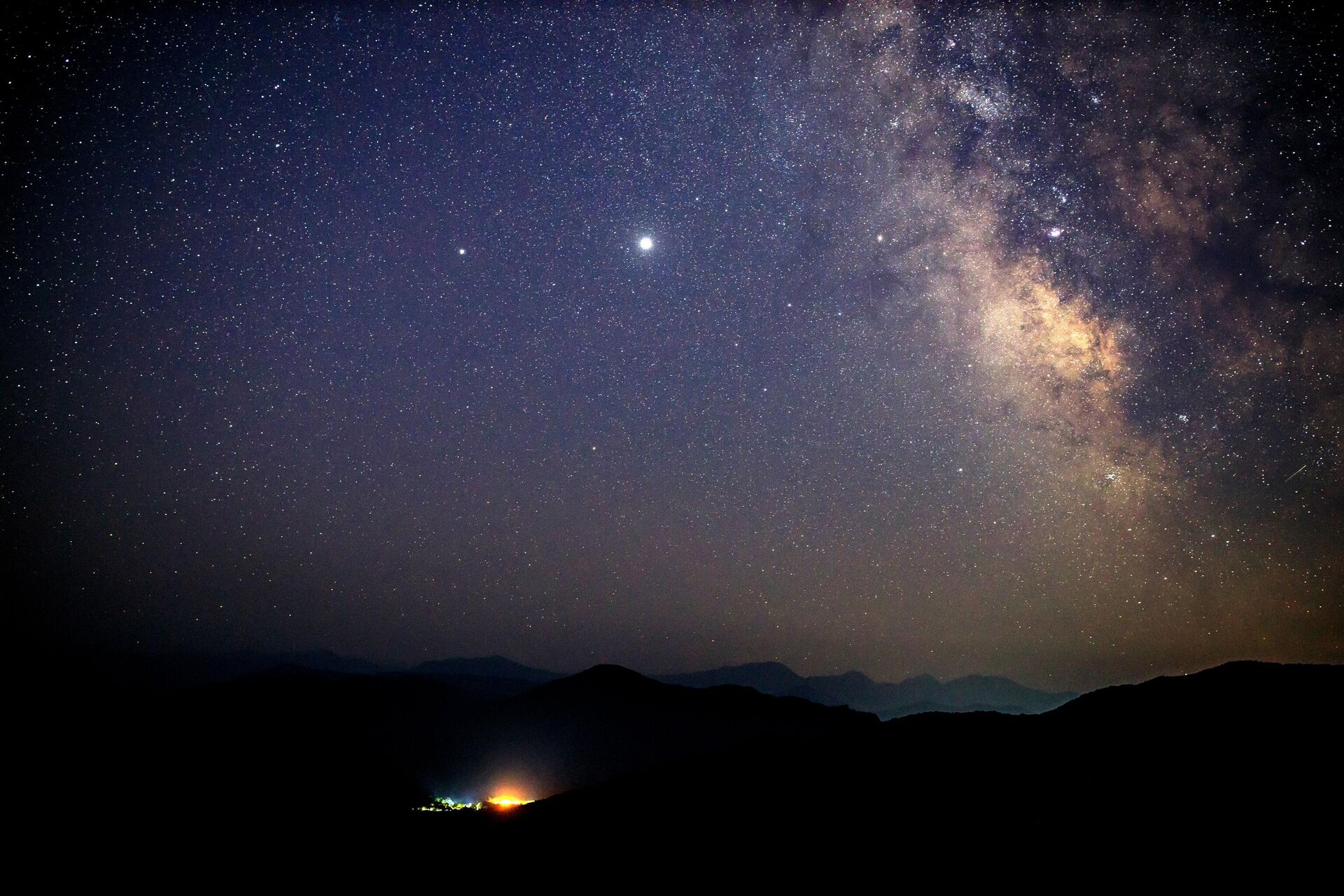 Звездное небо во время метеорного потока Персеиды. - Sputnik Արմենիա, 1920, 09.08.2023