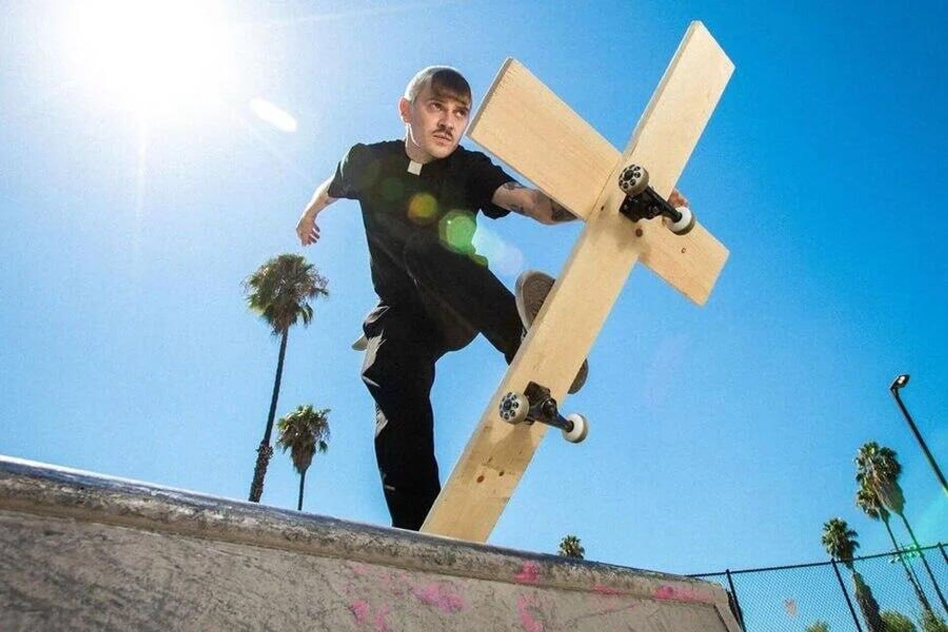 Певец Илья Прусикин осквернил христианский крест, использовав его как скейтборд - Sputnik Արմենիա, 1920, 09.08.2023