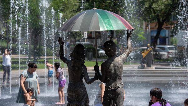 Жители столицы пытаются спастись от аномальной жары в городских фонтанах (10 августа 2023). Еревaн - Sputnik Армения