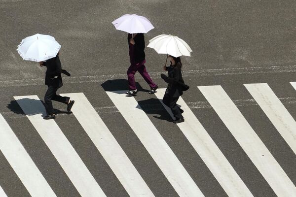 Люди с зонтами под палящим солнцем в районе Гиндза в Токио (4 августа 2023). Япония - Sputnik Армения