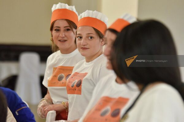 Девушки на конкурсе приготовления национальных блюд на втором фестивале армяно-иранской кухни в Сисиане - Sputnik Армения