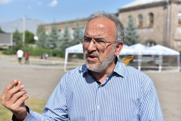 Генеральный консул Ирана в Капане Мортеза Абедин Варами на втором фестивале армяно-иранской кухни в Сисиане - Sputnik Армения