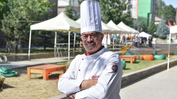 Председатель общественной организации Сохранение и развитие армянских кулинарных традиций Седрак Мамулян на втором фестивале армяно-иранской кухни в Сисиане - Sputnik Армения