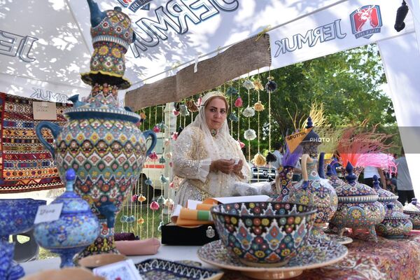 Иранские сувениры на втором фестивале армяно-иранской кухни в Сисиане - Sputnik Армения