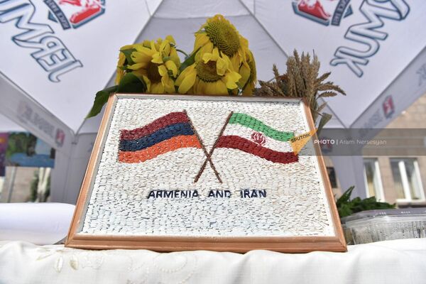 Сувениры с символикой обеих стран на втором фестивале армяно-иранской кухни в Сисиане - Sputnik Армения