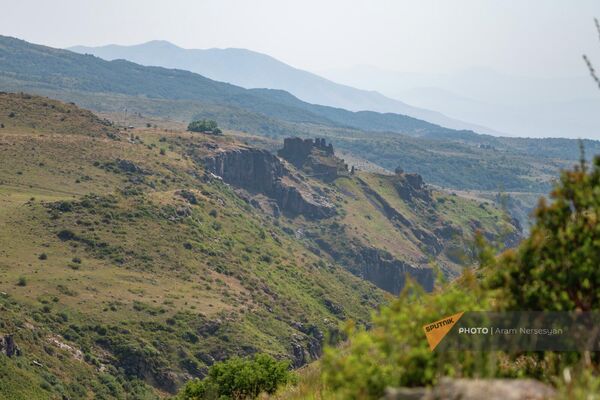 Вид на Амберд с территории Тиринкатара - Sputnik Армения