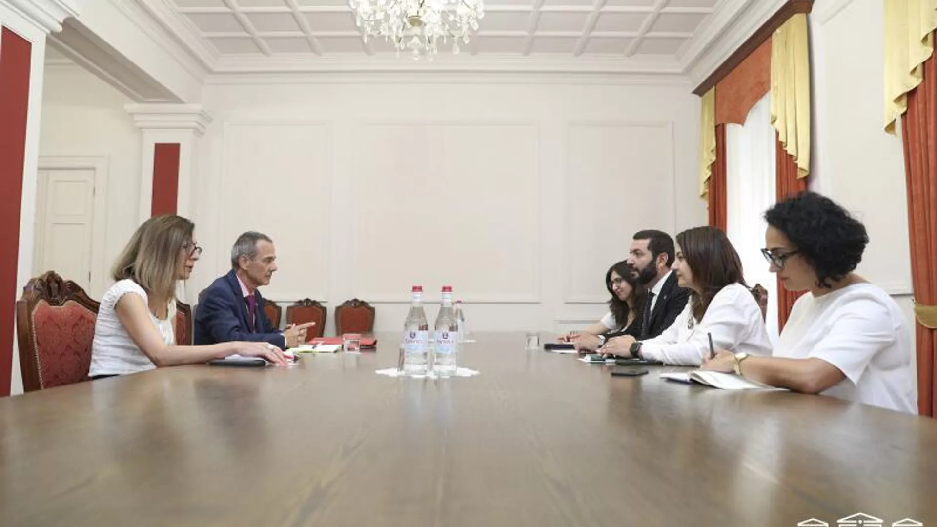 И.о. председателя Постоянной комиссии НС по защите прав человека и общественным вопросам Рустам Бакоян принял руководителя делегации МККК в Армении Тьерри Рибо и руководителя коммуникационных программ Зару Аматуни (11 августа 2023). Еревaн И.о. председателя Постоянной комиссии НС по защите прав человека и общественным вопросам Рустам Бакоян принял руководителя делегации МККК в Армении Тьерри Рибо и руководителя коммуникационных программ Зару Аматуни (11 августа 2023). Еревaн - Sputnik Армения, 1920, 11.08.2023