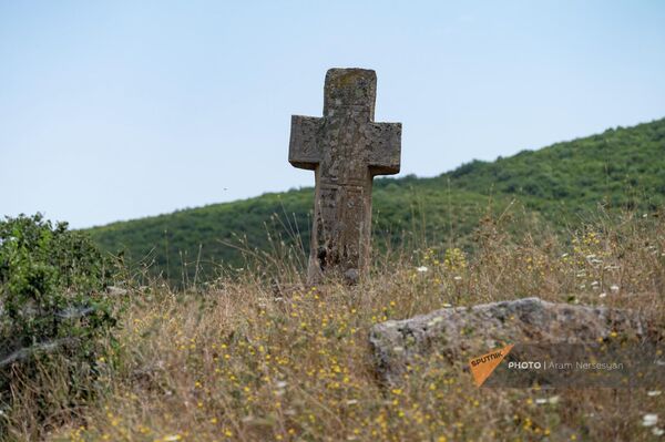 Надгробный камень на кладбище у часовни села Бердаван Тавушской области - Sputnik Армения